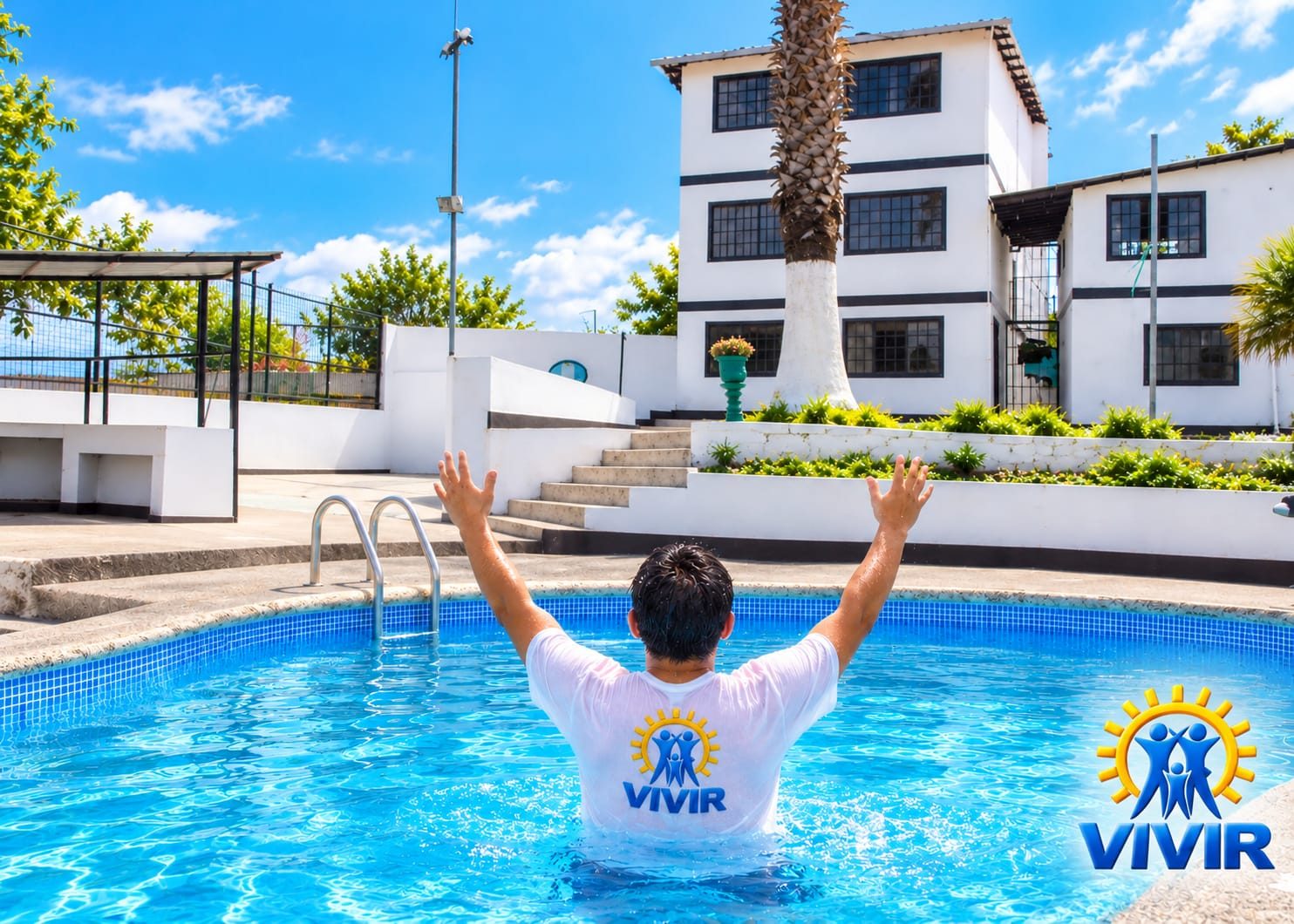 Paciente celebrando en la piscina frente a las instalaciones de Grupo Vivir
